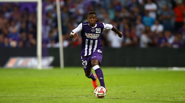 François Moubandje führt den Ball im Spiel von Toulouse gegen Evian. François Moubandje führt den Ball im Spiel von Toulouse gegen Evian.