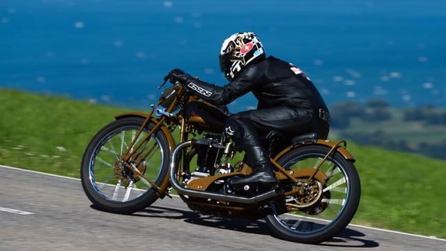 Altes Motorrad fährt um Kurve. Altes Motorrad fährt um Kurve.
