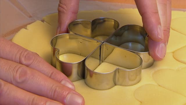 Ausstechen eines Teiges Ausstechen eines Teiges