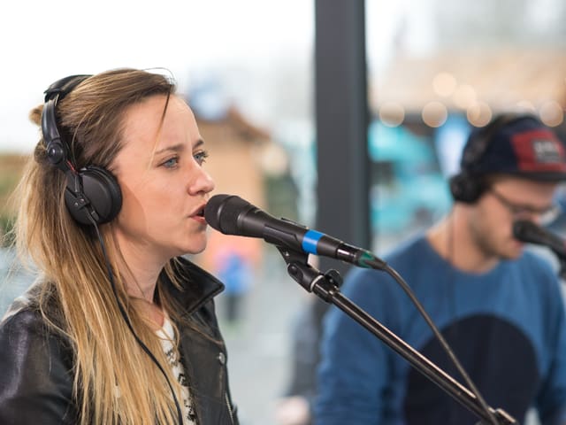 Anna Känzig singt.