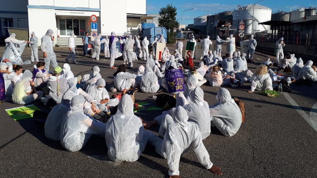 Aktivisten blockieren Zufahrt zum Hafen