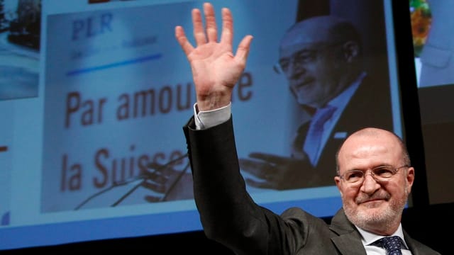 Fulvio Pelli winkt. Fulvio Pelli winkt.