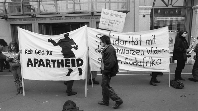 Demo gegen das Apartheitsregime 1988 in Zürich. Demo gegen das Apartheitsregime 1988 in Zürich.