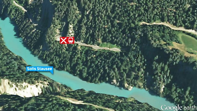 Google Earth Luftbild-Ansicht mit der Bahnstrecke oberhalb des Stausees Solis.