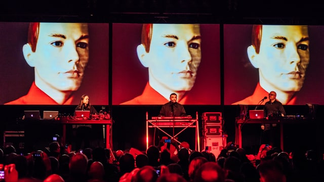 Visuals eines dreifach abgebildeten Mannes mit gegeeltem Haar und wie eine Puppe geschminkt. Visuals eines dreifach abgebildeten Mannes mit gegeeltem Haar und wie eine Puppe geschminkt.
