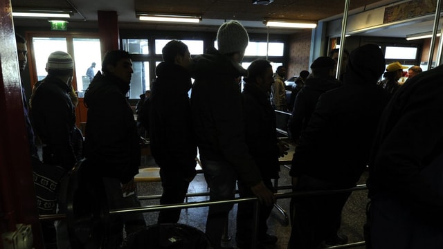Asylbewerber im Empfangszentrum Chiasso stehen für diie Essensausgabe an. Asylbewerber im Empfangszentrum Chiasso stehen für diie Essensausgabe an.