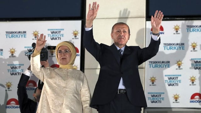 Erdogan und Ehefrau Emine Erdogan und Ehefrau Emine
