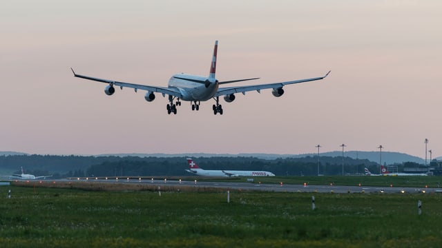 Flugzeug startet in Zürich Flugzeug startet in Zürich