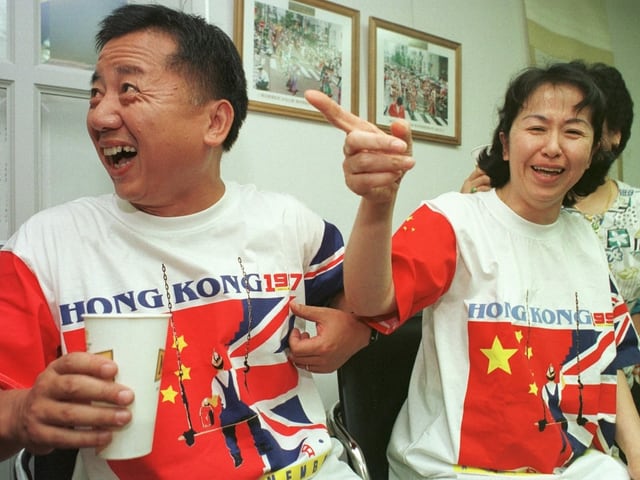 Mann und Frau speziellem T-Shirt. Mann und Frau speziellem T-Shirt.