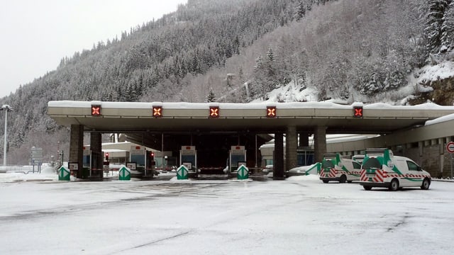 Der Eingang des Mont-Blanc-Tunnels auf der italienischen Seite: Kreuze über den Spuren zeigen an, dass die Durchfahrt gesperrt ist. Der Eingang des Mont-Blanc-Tunnels auf der italienischen Seite: Kreuze über den Spuren zeigen an, dass die Durchfahrt gesperrt ist.