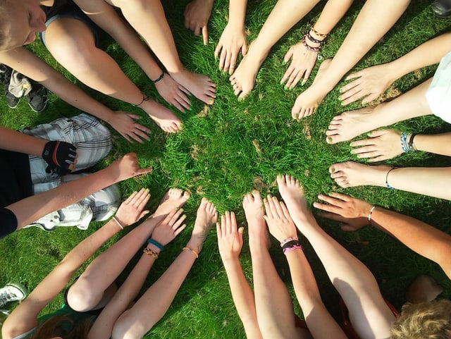 Kinderfüsse und Hände in einem Kreis Kinderfüsse und Hände in einem Kreis