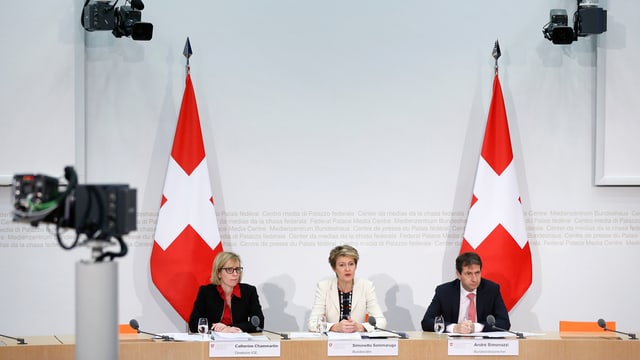 Bundesraetin Simonetta Sommaruga, Mitte, spricht an der Seite von Catherine Chammartin, Direktorin Eidgenoessisches Institut fuer Geistiges Eigentum IGE, links, und Bundesratssprecher Andre Simonazzi, rechts, waehrend einer Medienkonferenz ueber die Anpassung des Urheberrechts ans Internet-Zeitalter, am Mittwoch, 22. November 2017 in Bern. Bundesraetin Simonetta Sommaruga, Mitte, spricht an der Seite von Catherine Chammartin, Direktorin Eidgenoessisches Institut fuer Geistiges Eigentum IGE, links, und Bundesratssprecher Andre Simonazzi, rechts, waehrend einer Medienkonferenz ueber die Anpassung des Urheberrechts ans Internet-Zeitalter, am Mittwoch, 22. November 2017 in Bern.