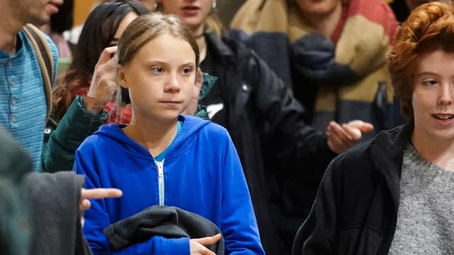 Greta Thunberg umringt von anderen Personen. Greta Thunberg umringt von anderen Personen.