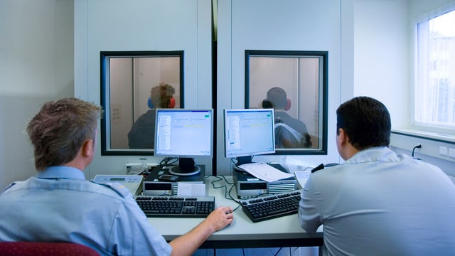 Zwei Stellungspflichtige beim Hörtest an der Aushebung. Zwei Stellungspflichtige beim Hörtest an der Aushebung.