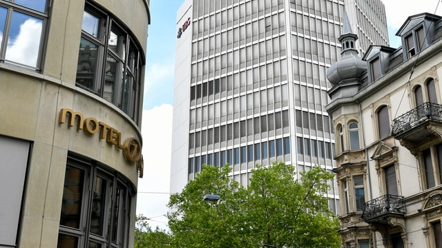 Die Fassade eines Hauses, im Hintergrund ein anderes Hochhaus. Die Fassade eines Hauses, im Hintergrund ein anderes Hochhaus.