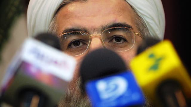 Rohani vor Mikrofonen. Rohani vor Mikrofonen.