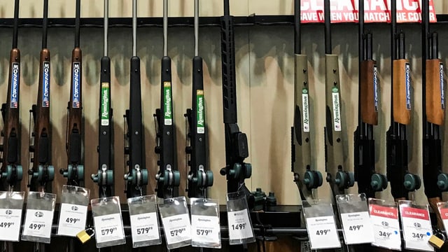Eine Reihe Waffen mit Preisschildern. Eine Reihe Waffen mit Preisschildern.