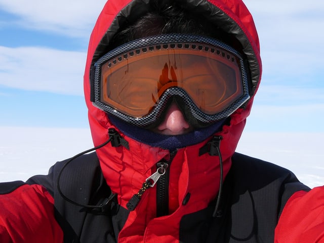 Thomas Häusler mit Skijacke und Skibrille. Thomas Häusler mit Skijacke und Skibrille.