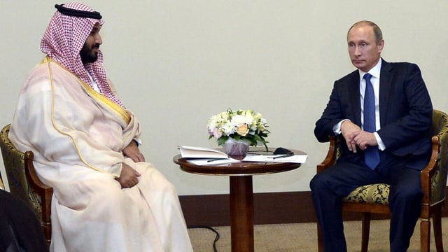 Putin und ein saudischer Mann an einem Tisch Putin und ein saudischer Mann an einem Tisch