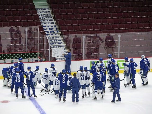 Vancouver-Headcoach Travis Green erklärt seinen Spielern eine Trainingseinheit. Vancouver-Headcoach Travis Green erklärt seinen Spielern eine Trainingseinheit.