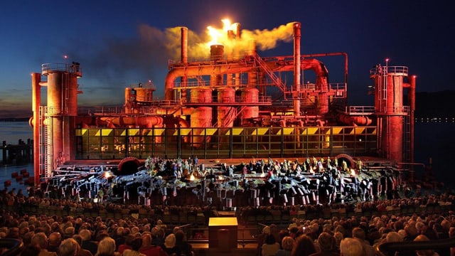 Das Bühnenbild von «Il Trovatore» ist eine Ölraffinerie. Das Bühnenbild von «Il Trovatore» ist eine Ölraffinerie.