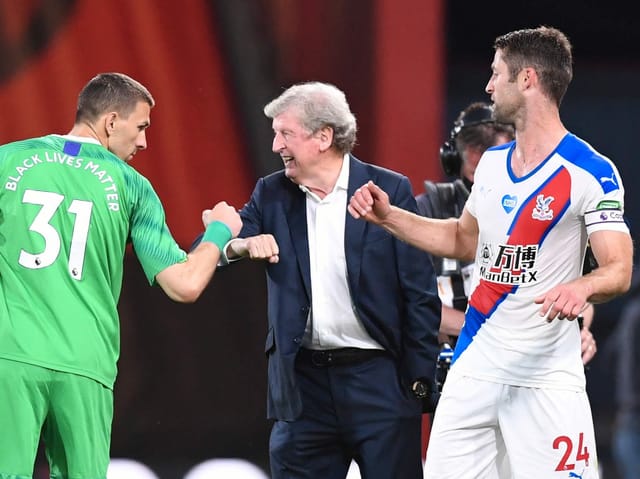 Auch der ehemalige Schweizer Nati-Trainer und heutige Crystal-Palace-Coach Roy Hodgson beherrscht den «Corona-Gruss».