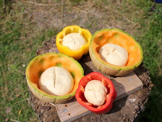 Schalenbrote in Melonen und Peperoni.