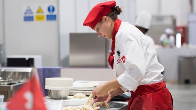 Bäckerin bei der Arbeit. Bäckerin bei der Arbeit.