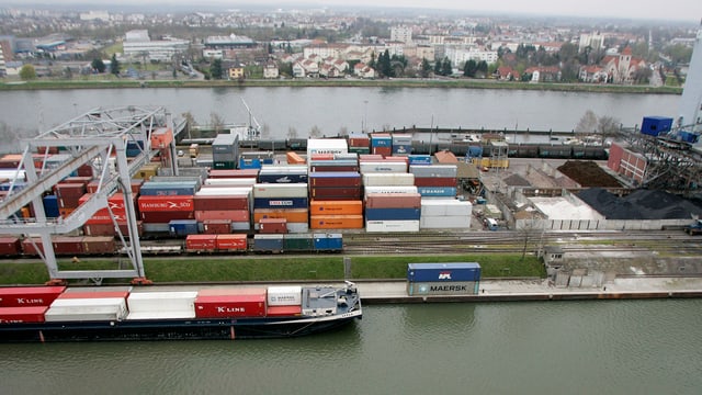 In bastiment da containers al port da Rain. In bastiment da containers al port da Rain.