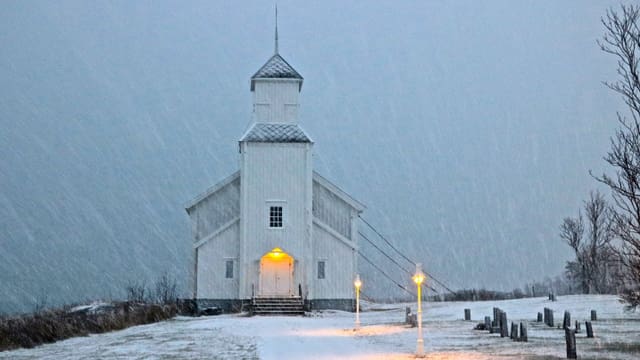 Weisse Holzkirche im norwegischen Schneesturm. Weisse Holzkirche im norwegischen Schneesturm.