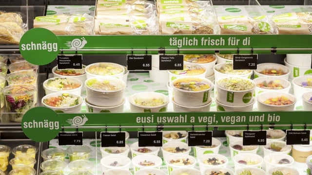 eine Theke mit veganen Fertigprodukten eine Theke mit veganen Fertigprodukten