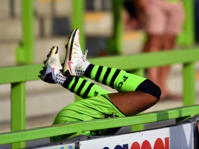 Ebou Adams von den Forest Green Rovers aus der vierthöchsten englischen Liga wurde von seinem Gegenspieler über die Werbebande gestossen.