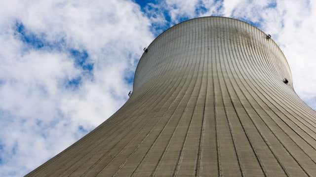 Der Kühlturm während der Revision von Unten fotografiert. Der Kühlturm während der Revision von Unten fotografiert.