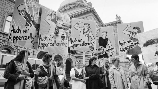 Protestierende Frauen vor dem Bundeshaus. Protestierende Frauen vor dem Bundeshaus.