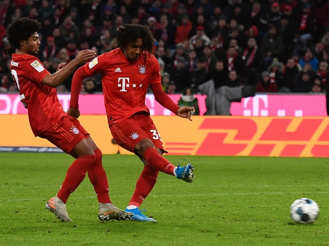 Ähnliche Haarpracht, ähnliche Treffsicherheit: Joshua Zirkzee eifert Serge Gnabry in einigen Dingen nach. Der erst 18-Jährige kam für Bayern in der Bundesliga bislang zweimal zum Einsatz und erzielte zweimal das Game-Winning-Goal.