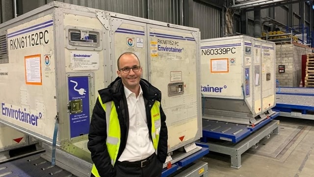 Wyss vor einem Container Wyss vor einem Container