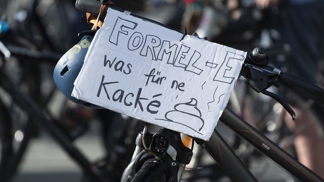 Plakat an Velo auf dem steht: Formel E was für ne Kacke Plakat an Velo auf dem steht: Formel E was für ne Kacke