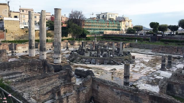 Eine Ruine mit römischen Säulen. Eine Ruine mit römischen Säulen.