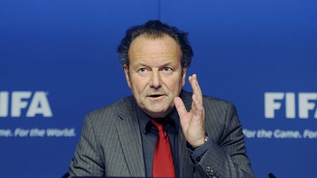 Mann vor Mikrofon. Mann vor Mikrofon.