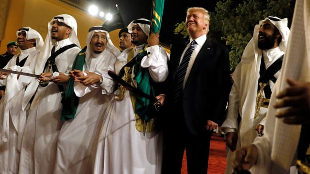 Donald Trump gemeinsam mit König Salman im Mai 2017 beim traditionellen Säbeltanz. Donald Trump gemeinsam mit König Salman im Mai 2017 beim traditionellen Säbeltanz.