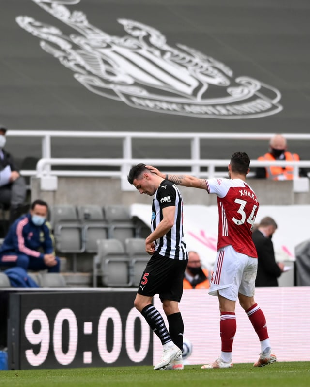 Nati-Captain Xhaka muntert Rotsünder Schär auf. Nati-Captain Xhaka muntert Rotsünder Schär auf.