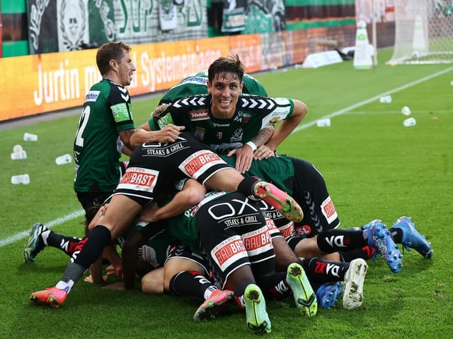 Ried-Spieler liegen aufeinander und feiern den Ausgleich.