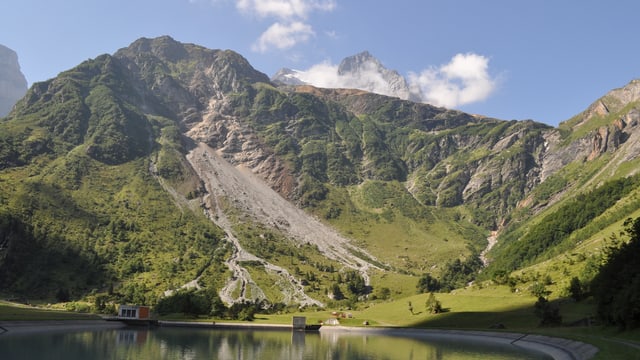 Ochsenstock mit Bergsee im Vordergrund im Hang sieht man den Felssturz. Ochsenstock mit Bergsee im Vordergrund im Hang sieht man den Felssturz.