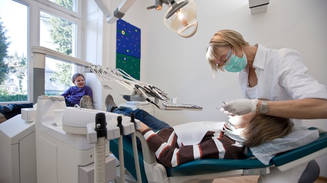 Schulzahnärztin behandelt ein Kind. Schulzahnärztin behandelt ein Kind.