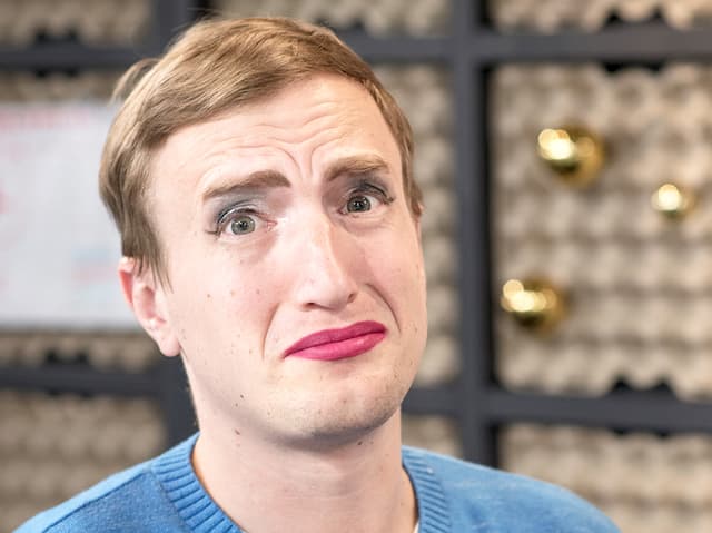 Oje, Büssi! Was man nicht alles macht gegen eine Spende. Tina Nägeli schminkte ihr Moderationsgspändli für 1'000 Franken.