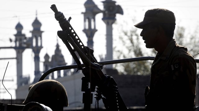 Pakistanischer Soldat mit einem Gewehr in der Hand. Pakistanischer Soldat mit einem Gewehr in der Hand.