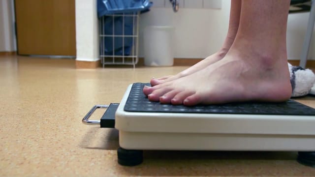 Video «Magersucht – Wenn Essen zur Qual wird» abspielen Video «Magersucht – Wenn Essen zur Qual wird» abspielen