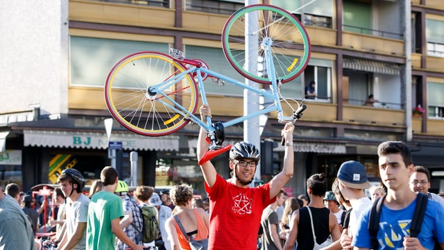 Wollen sichere Velowege und eigene Spuren: Velofahrer an einer Demonstration. Wollen sichere Velowege und eigene Spuren: Velofahrer an einer Demonstration.