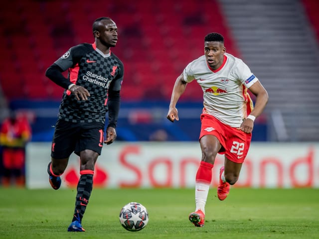 Sadio Mané gegen Leipzigs Nordi Mukiele. Sadio Mané gegen Leipzigs Nordi Mukiele.