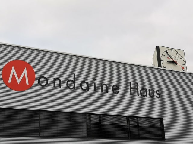 Fabrikfassade mit Aufschrift «Mondaine Haus». Fabrikfassade mit Aufschrift «Mondaine Haus».